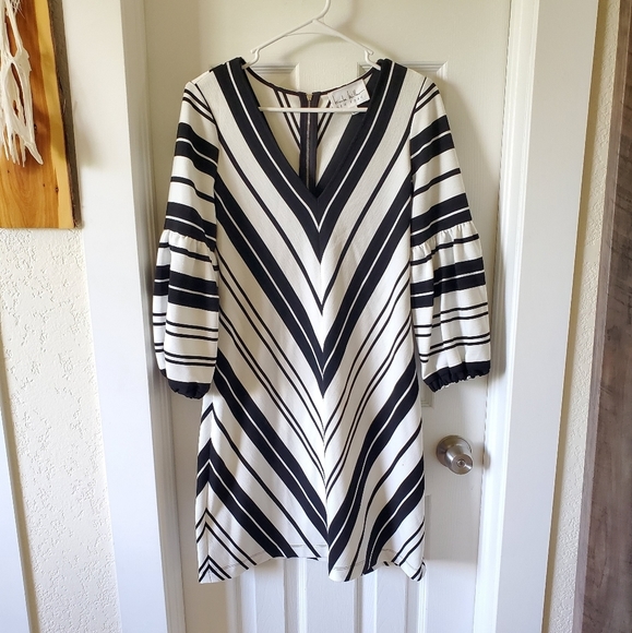 Nicole Miller Dresses & Skirts - Nicole Miller black and white Ballon sleeve gogo mini dress v neck zipper back